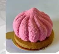 Entremet individual roz, cu finisaj catifelat, pe blat rotund