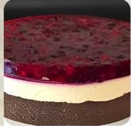 Cheesecake întreg, netăiat, cu blat de ciocolată și glazură de fructe de pădure