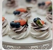 Mini Pavlova cu bezea și fructe