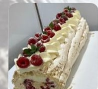 Ruladă Pavlova cu bezea și fructe