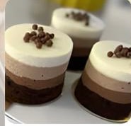 Monoporții Trio de ciocolată, cu trei straturi de mousse și perle de ciocolată